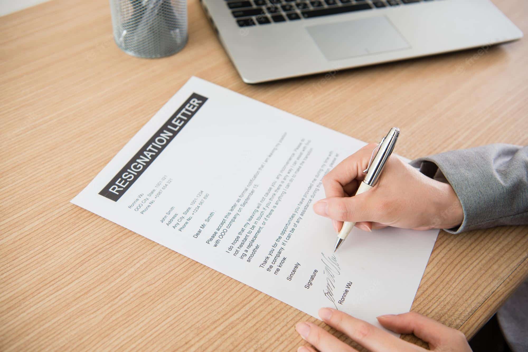 Comment écrire une lettre de démission sans préavis ? Travailler chez soi