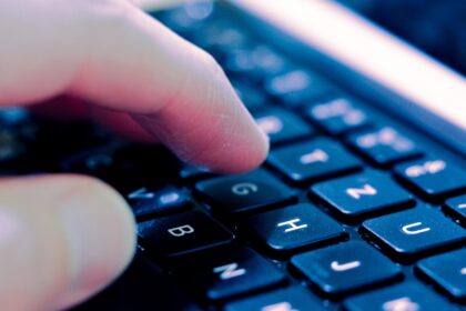 Main sur un clavier
